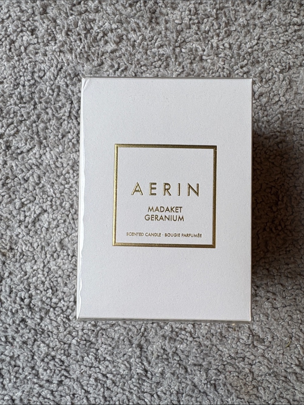 AERIN Madaket Geranium Scented Candle with Gold Accents - White
